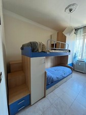 Camera da letto per ragazzi completa – Letto a ponte doppio, armadi, scrivania.