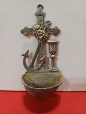 Antica acquasantiera in