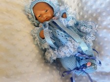 Bambola vestita con occhi azzurri aperti