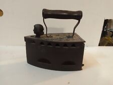 205. Antico ferro da stiro a carbone in Ghisa