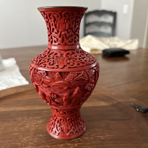 Vaso cinabro rosso intagliato