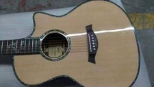 Chitarra acustica in legno