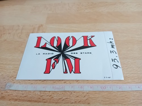 Autocollant look la - -, radio