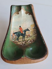 Supporto per pipa doppio in ceramica avvolto in pelle dorata con scena di caccia