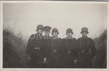 Foto, polizia con elmetto in