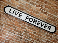 Insegna Live Forever Oasis