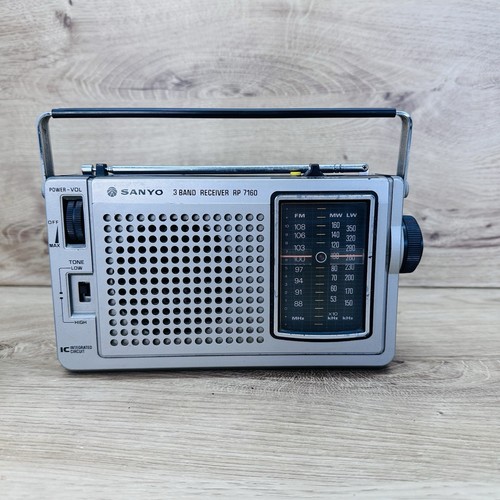 Sanyo 7160 portable radio - sanyo,