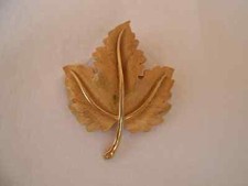 SPILLA TRIFARI GRANDE FOGLIA METALLO COLORE ORO