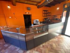 Bancone bar e retrobanco,  con vetrina refrigerata e banco esposizione 