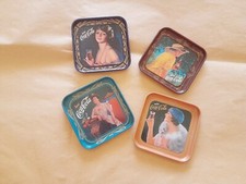 Lotto di 4 sottobicchieri vintage COCA COLA ( 1977 ) Vassoi in miniatura/Latta