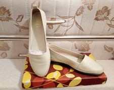 Scarpe donna. Mocassini color panna, bassi, in pelle.