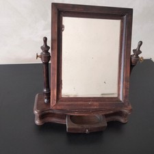 Antica specchiera in legno con cassetto.