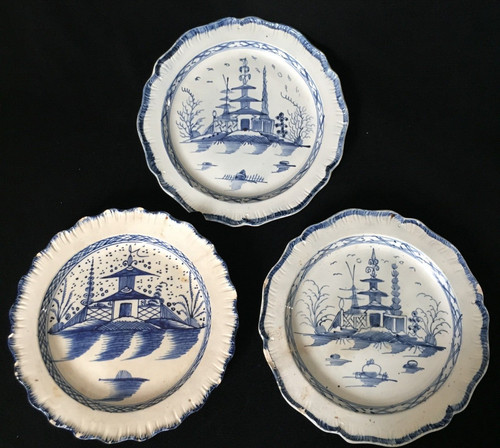 Una collezione piatti - collezione, di