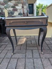 Comodino stile veneziano decorato. Top marmo rosa.