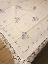 Tovaglia in tessuto di puro lino con ricami di rose color lavanda sfumato 