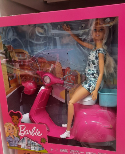 Bambola barbie moto vespa - bambola, su