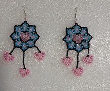 Orecchini pendenti handmade con perline di vetro fiori e cuori