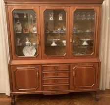 Elegante sala da pranzo classica, in legno di ciliegio