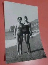 Donne In Costume Al Mare