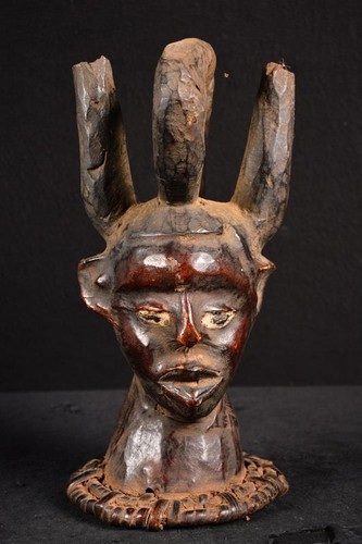 Una testa primitiva africana