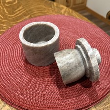 Porta burro in marmo grigio caldo - cuore e mano con magnolia