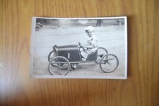 CARTOLINA BAMBINA SU MACCHINA