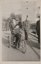 B5 - Foto Photo Fotografia Anni 50 - Uomo Disabile su Bicicletta Triciclo