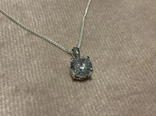 Ciondolo solitario diamante