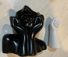 Vaso con testa e mano per