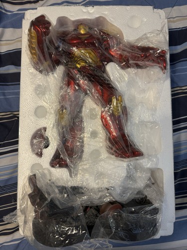 Statua dipinta invincible iron - invincible,