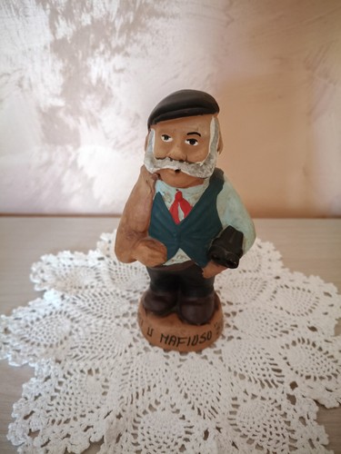 Vecchia statuetta artigianale