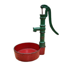 Antica pompa manuale acqua