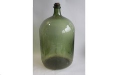 Grande e vecchia bottiglia in