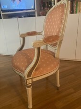 Robusta poltroncina vintage in ottimo stato legno, colore e imbottitura.