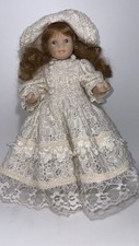 Bambola vintage in porcellana Sibania con abito bianco in pizzo alta 10"