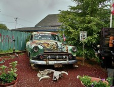 Resti di un'auto d'epoca fuori