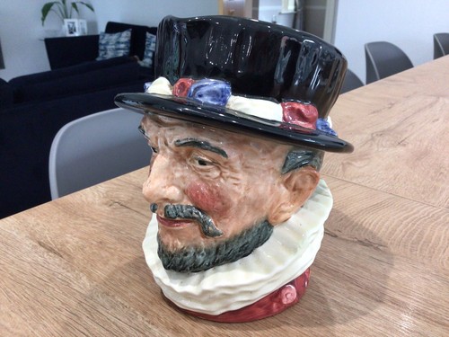 Royal doulton large beefeaters - royal,