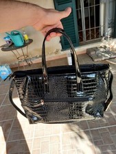 BORSA DA SPALLA IN PELLE VERNICIATA COLORE NERO MARCA: CARPISA