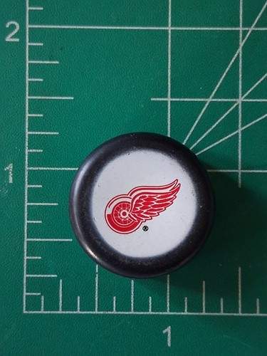Detroit red wings - hockey, puck