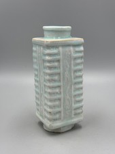 Antico vaso a forma di cong