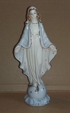 Madonna che con il Piede schiaccia il Serpente . In ceramica smaltata h= 26,5 cm