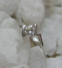 Anello con diamante solitario