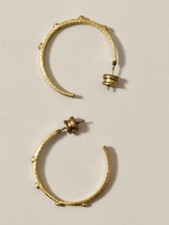 Orecchini a cerchio Julie Vos Crescent Stone Hoop con accenti di pietre preziose