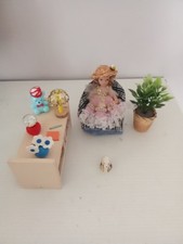 Salottino Con Bambolina In Ceramica In Miniatura Nuovo