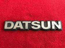 DATSUN LOGO SIGLA EMBLEMA FREGIO STEMMA SCRITTA TARGHETTA BADGE TARGA PLACCA NOM