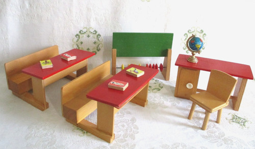 Casa delle bambole scuola