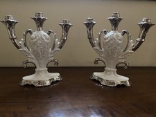 COPPIA DI CANDELABRI CANDELIERI DI CERAMICA BIANCHI E ARGENTO CON PUTTI h. 31 cm