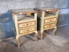 Coppia di Eleganti Comodini