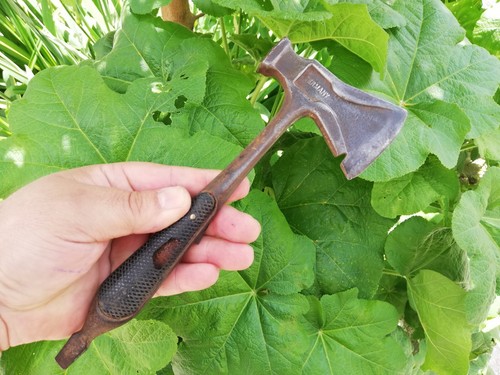 Vecchio cacciavite martello