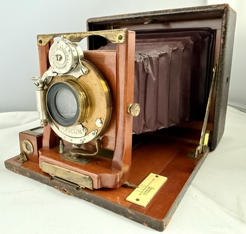 Antica macchina fotografica